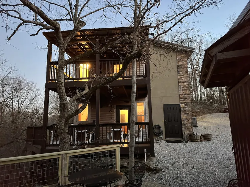 7 Min. to Downtown Bolivar- River Frontage-Remote & Relaxing, Kayaks & Hot Tub - Image 1
