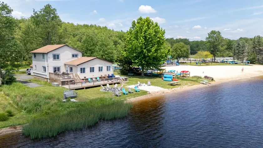 Pocono Lake Home w / AC, BBQ, Large Deck & Fire Pit! - Image 1