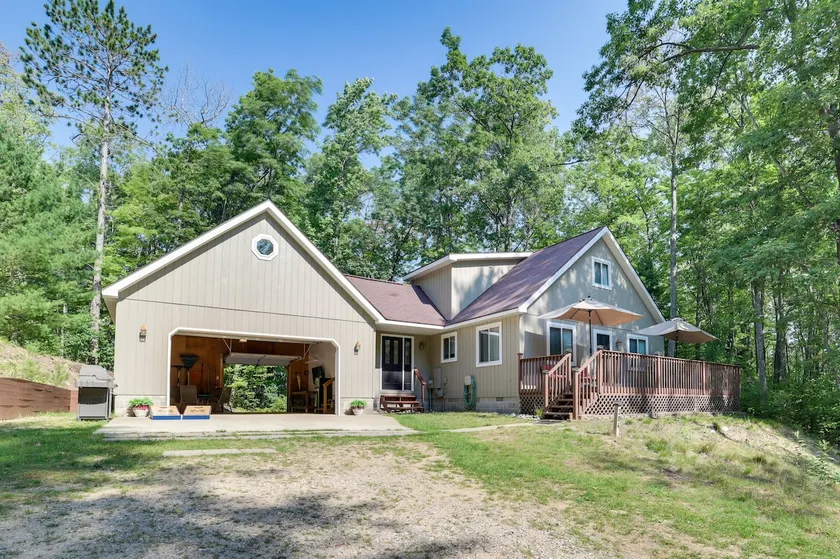 Roscommon Retreat w/ Deck ~ 1 Mile to Higgins Lake - Image 1