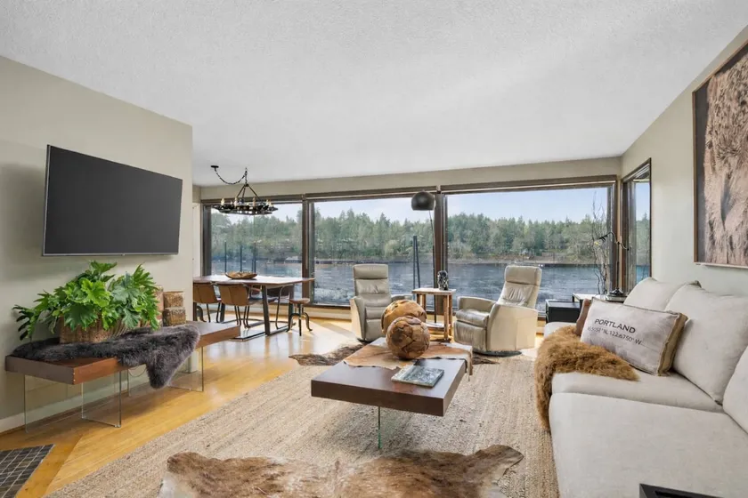 Magnificent Home on Banks of the Willamette River, Hot Tub, Fire-Pit, Cornhole, 9 Miles to Downtown - Image 1