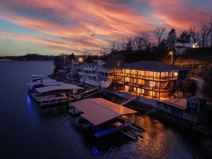Sleeps 26 lakefront w/ private dock & dance floor! - Image 1