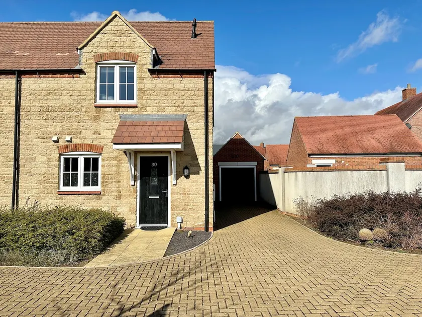 Homely 3 bedroomed House in Bicester - Image 1