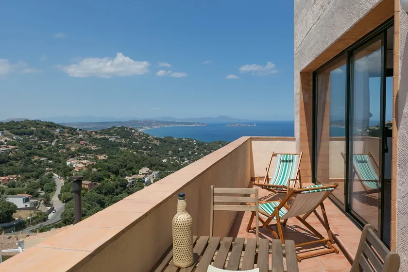 2 bedroom apartment close to the center of Begur. Terrace and panoramic sea views Ref:H41 - Image 1