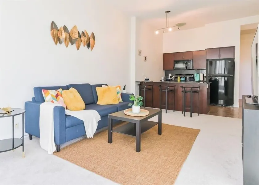 Spacious & Bright Condo 10 Min from DT - Image 1