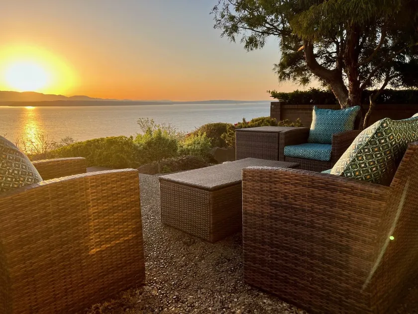 Luxury Water View 6BR Retreat with Hot Tub and Gym - Image 1