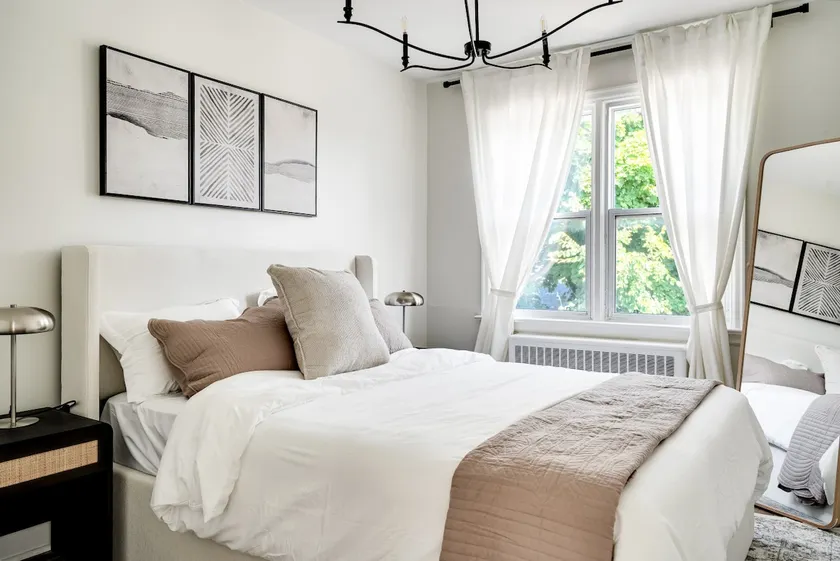 Stylish 2BR – Near Queen’s, Hospitals & Lake Ontar - Image 1