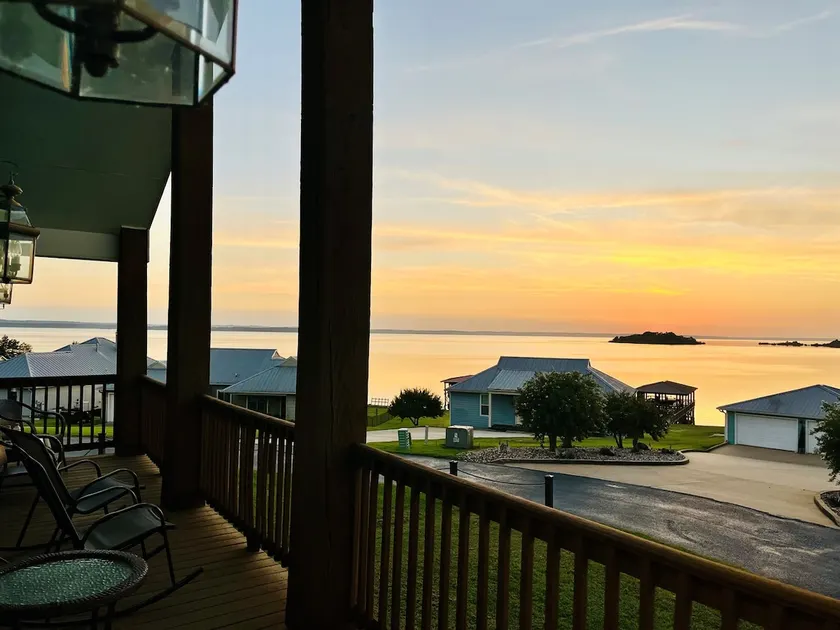 Lakeside Living Paradise - Image 1