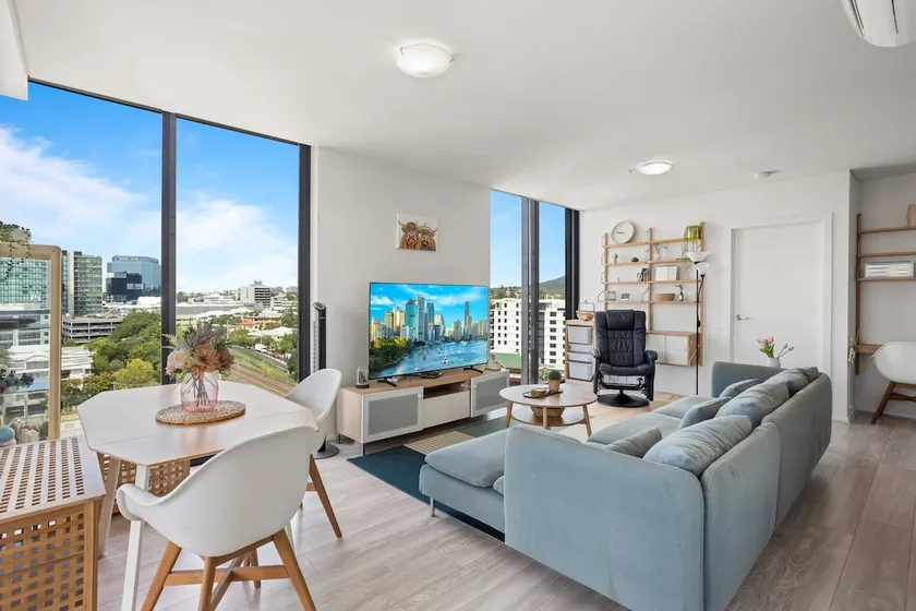 Spaciously Bright 1-Bed Apartment - Image 1