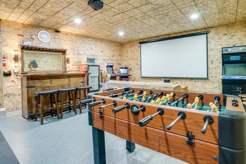 2 Mi to Super Rink: Sporty Group Getaway in Blaine - Image 1
