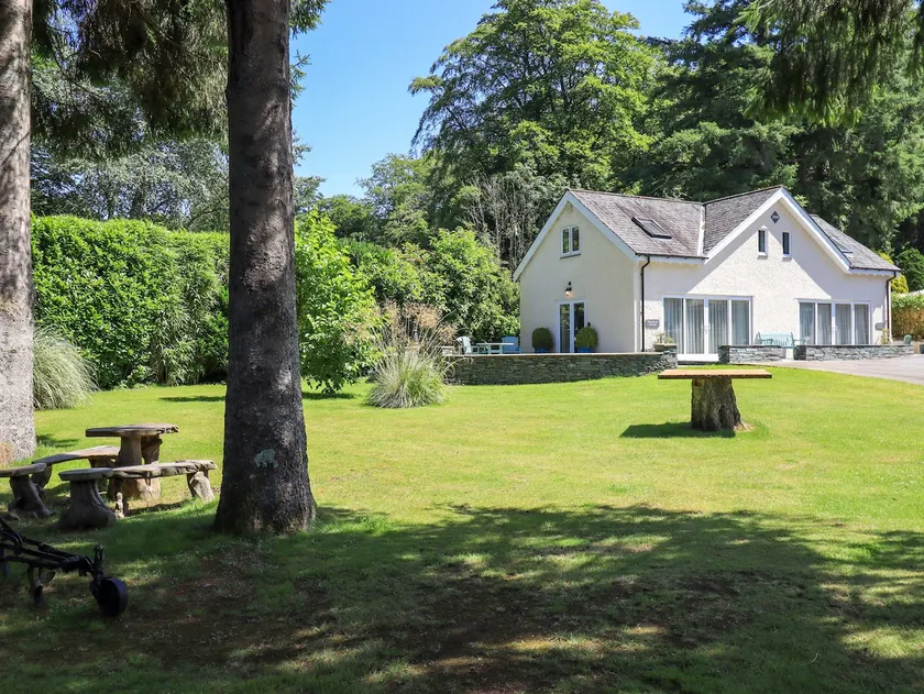 Lakeside Cottage - Image 1