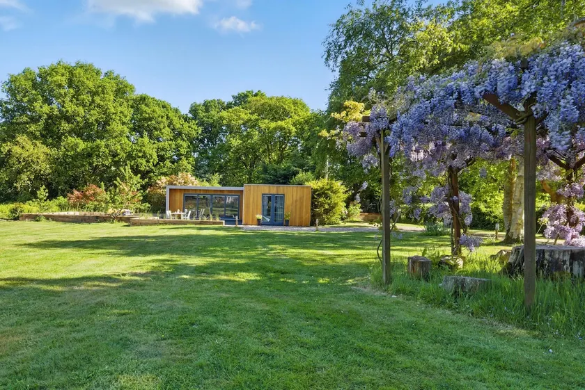 Countryside Annex- Sleeps 2 Free Parking & Garden - Image 1