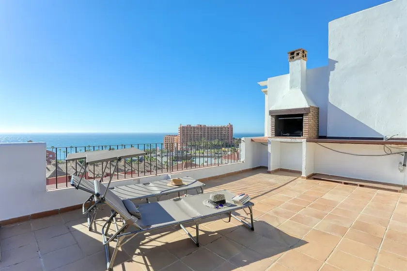 Stunning Sea View Penthouse Near the Beach - Image 1