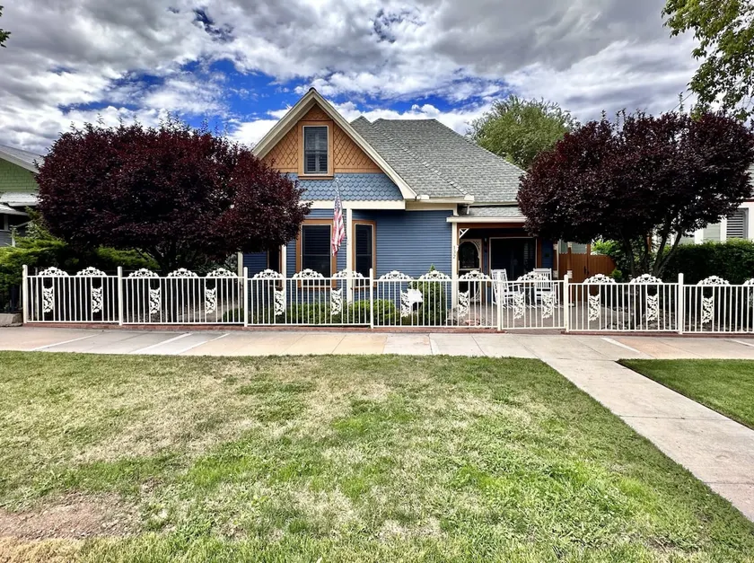 Pleasant Downtown Haven *0.3 Miles *Pet Friendly - Image 1