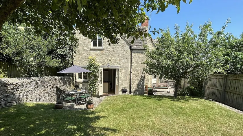 Peach Cottage - Image 1