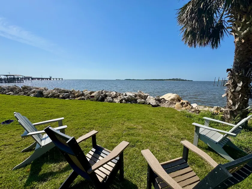 Eva Maes -Downtown Waterfront Cottage Amazing View - Image 1
