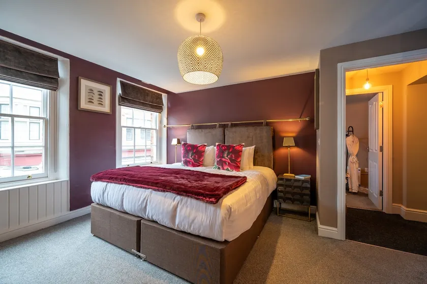 Luxurious Town-centre Two bedroom Apartment - Image 1