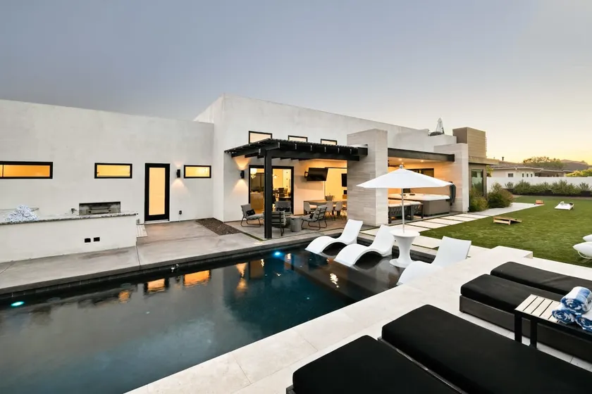 Modern Dream Home Heated Pool Hot Tub 6BR 9 Beds - Image 1