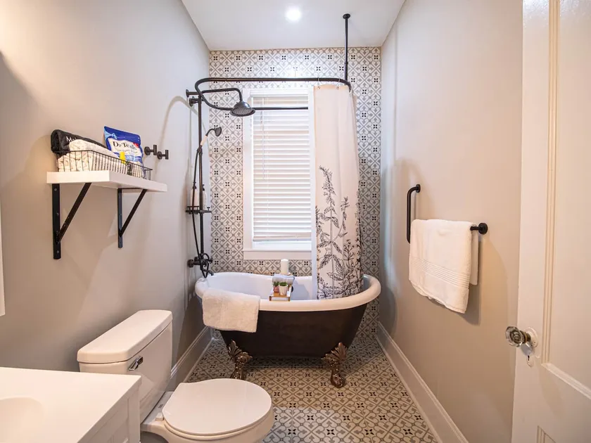 Marietta Square's Home Away! - Image 1