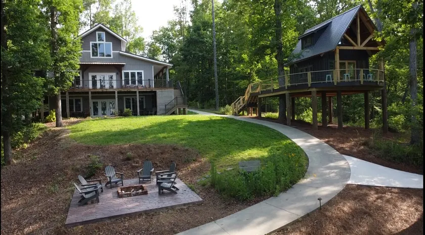 Waterfront farmhouse + treehouse - Image 1
