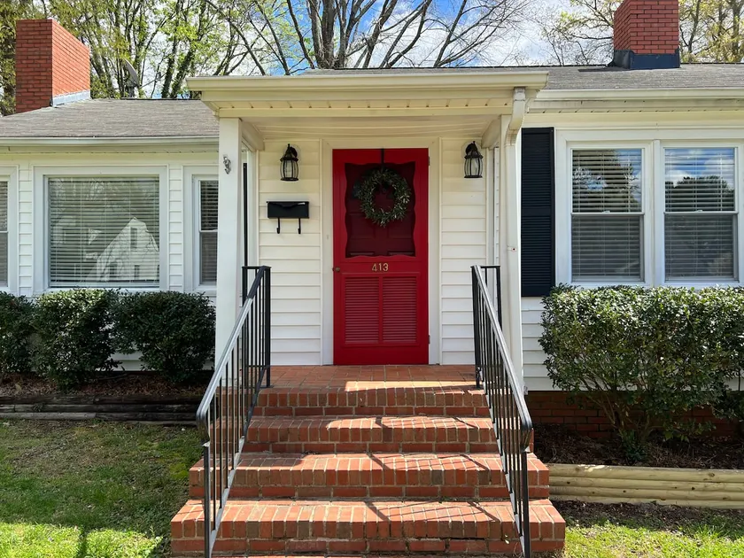 Pet Friendly|Fenced In|DT Clayton|Walkable - Image 1