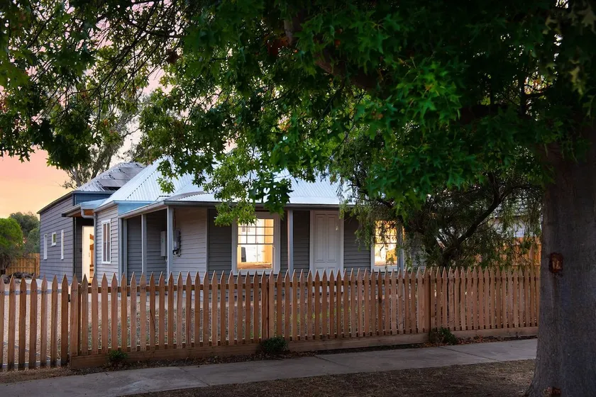 Reader's Rest - Dog friendly renovated miners cottage in Clunes! - Image 1