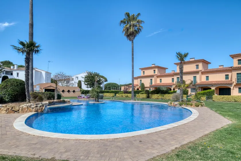 Port Pals: First sea line, apartment with communit - Image 1