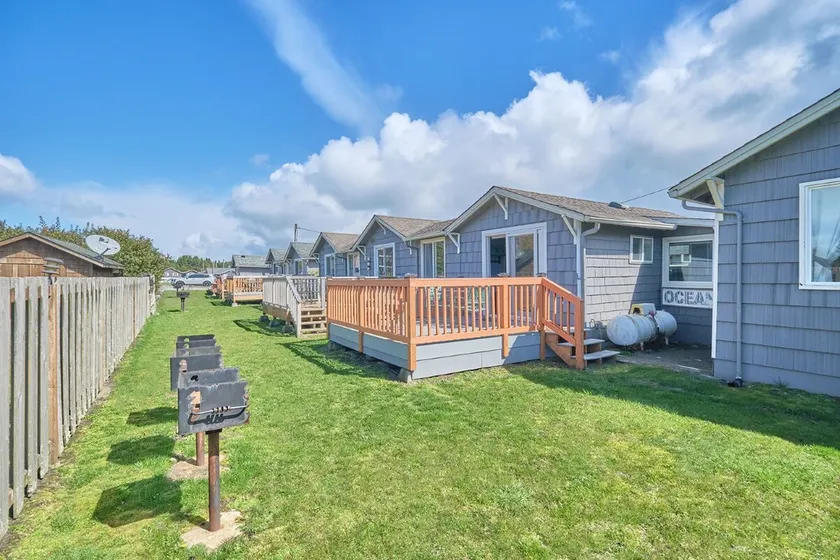 Romantic, Walk to town and beach, Private (Beachside) - Image 1