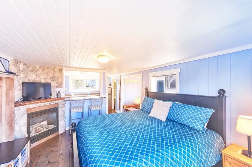 Romantic, Walk to town and beach, Private (Beachside) - Image 1