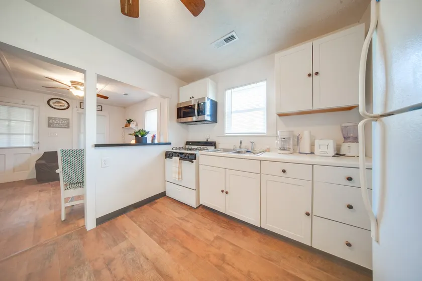 Charming Cottage w/ Yard < 1 Mi to Lake Erie! - Image 1