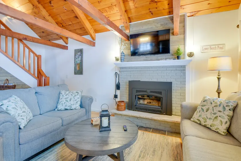 Cozy Tuftonboro Escape: Steps to Private Beaches! - Image 1