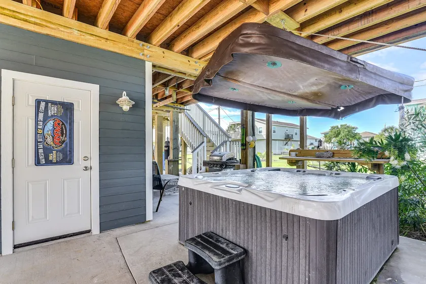 Walk to Sea Isle Beach: Group Getaway w/ Deck! - Image 1