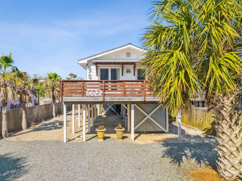 Newly Renovated 2 Bedroom Beach House Free Parking - Image 1