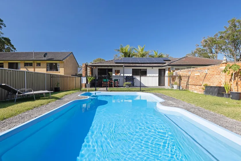 Spacious House with Pool - 5 min walk to Lake - Image 1