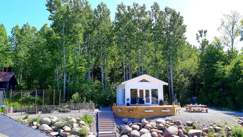 Loft-sleeps5-parking-spa-lakeviews-petfriendly - Image 1
