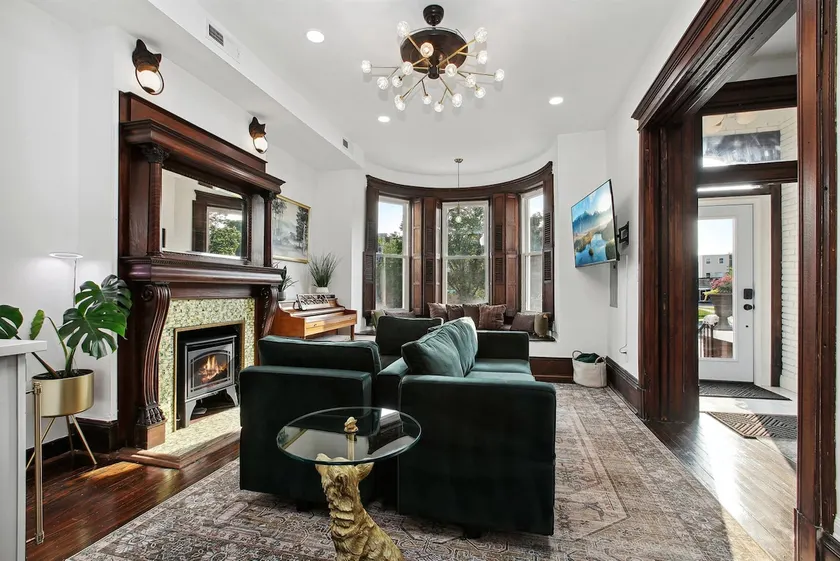 Historic-7BR/4.5BA-Walk to DC Sights + Parking - Image 1