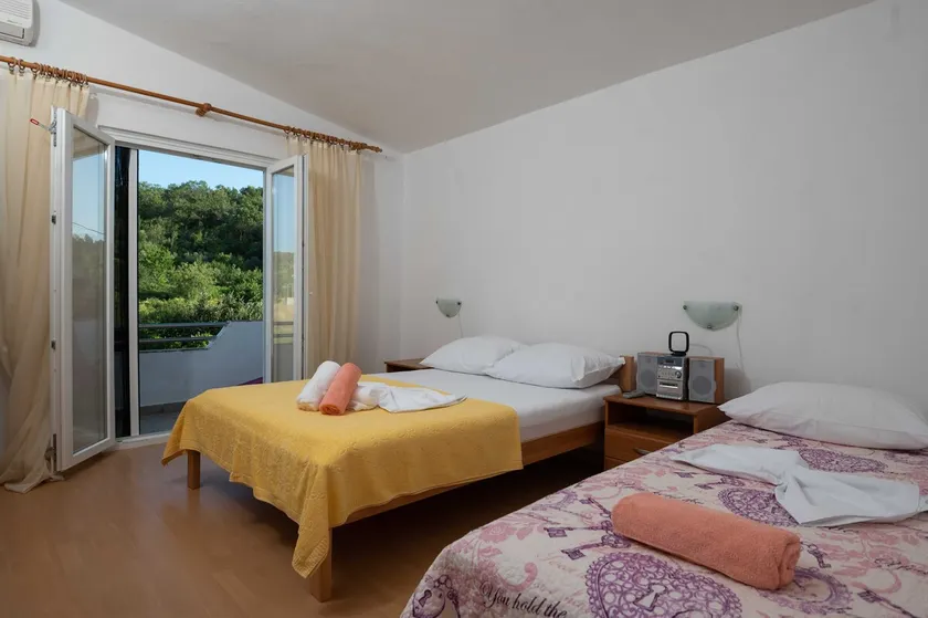 Marina's Apartments - Image 1
