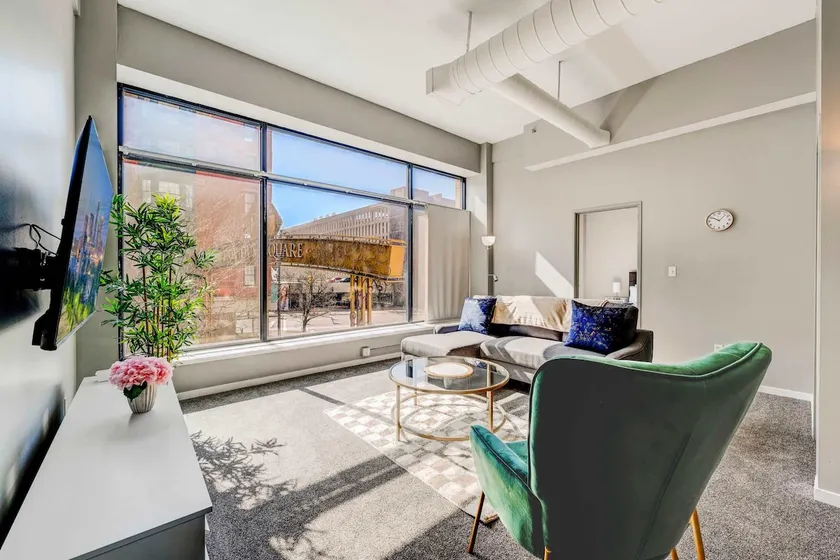 HUGE Loft in Heart of Downtown • Pool/Sauna • Gym - Image 1
