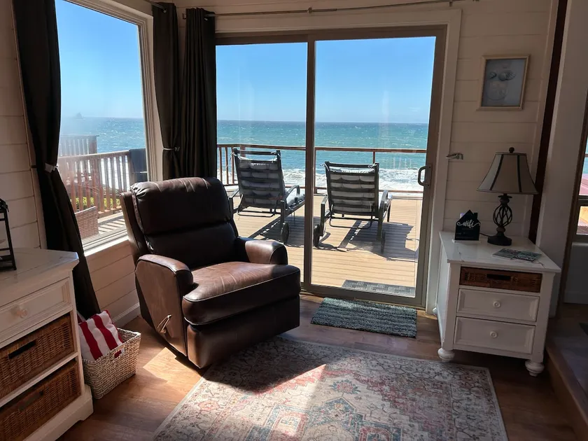 Ocean Front Cabin 15, Jacuzzi & Sensational Views - Image 1