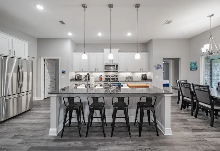 Gorgeous 5 Bed/3 Bath, 10 Minutes To Navarre Beach - Image 1