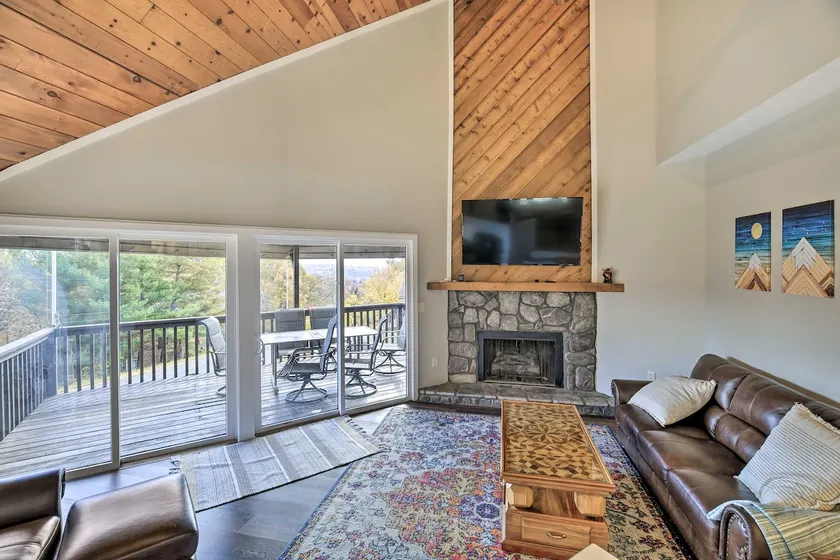 Deck & Mtn Views: 'Fain Chalet' in Kingsport - Image 1