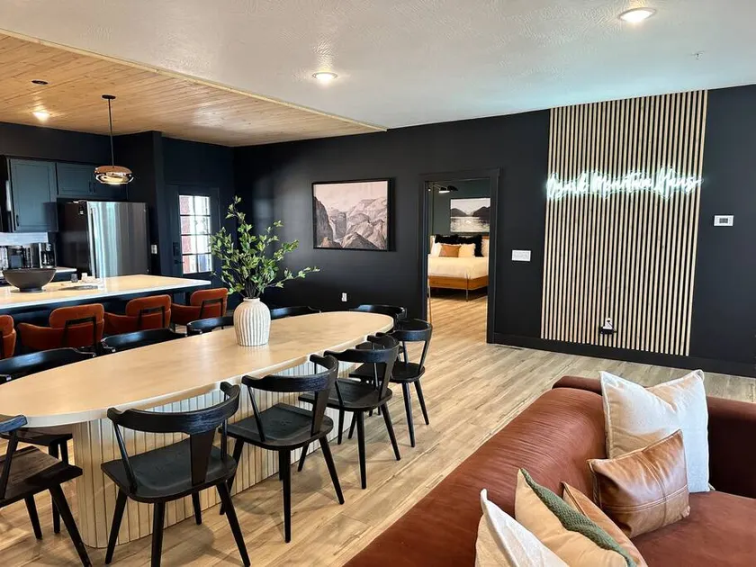 The Ozark Mountain Haus - 5 Luxury King Suites! - Image 1