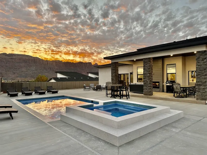 4BR Luxury Home w/ Private Heated Pool & Hot Tub - Image 1