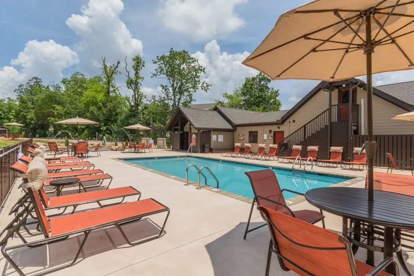 SAVE! 2 Min to Pkwy! Luxury Apt Best Price - Image 1