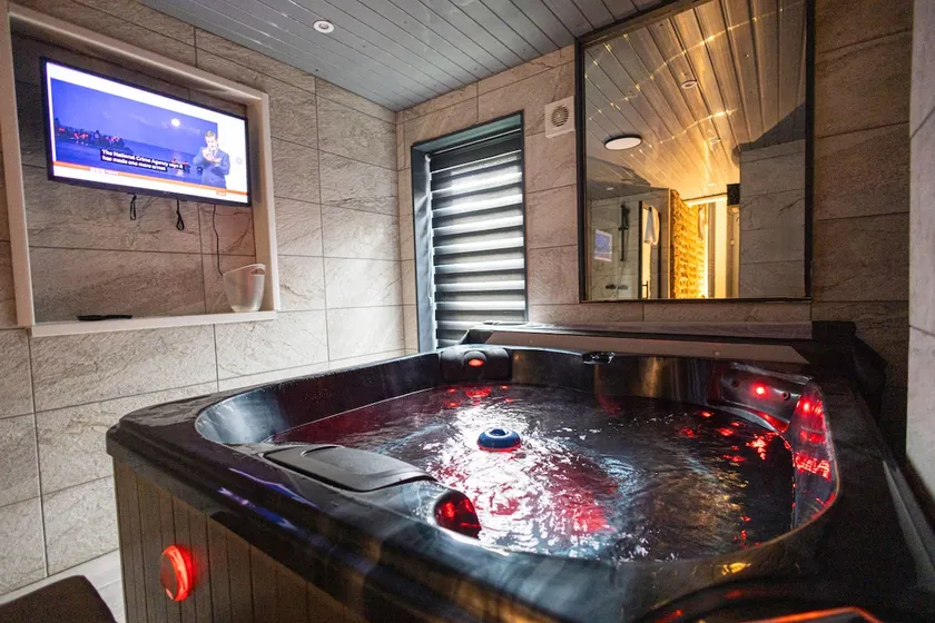 Islington Romantic Studio | Jacuzzi & Garden - Image 1
