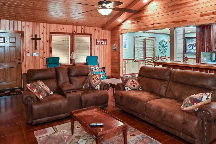 Cozy lakefront cabin with boat house and ramp on T - Image 1