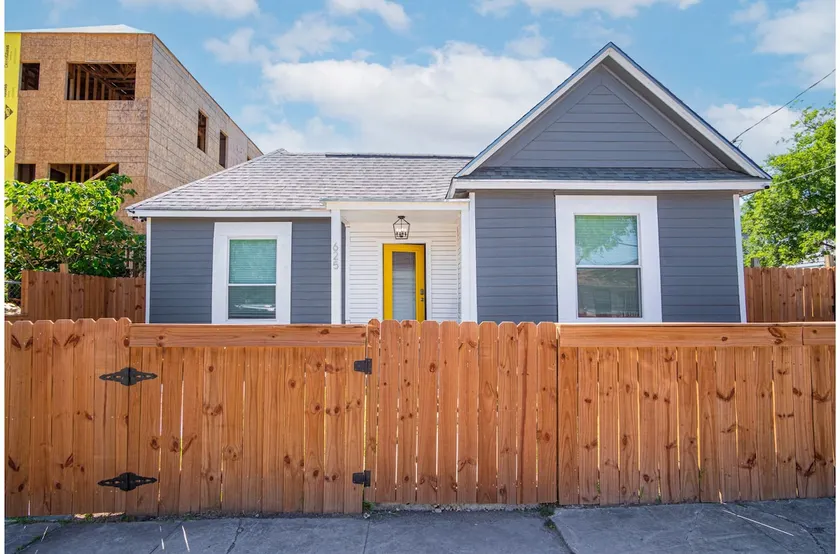 Charming 4BR2BA Only 5 mins Downtown Riverwalk - Image 1