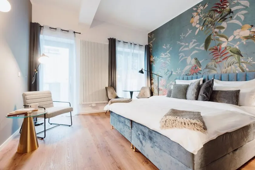 City studio with king-size bed & community room - Image 1