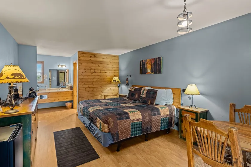 King Room at the Lookout Lodge - Image 1