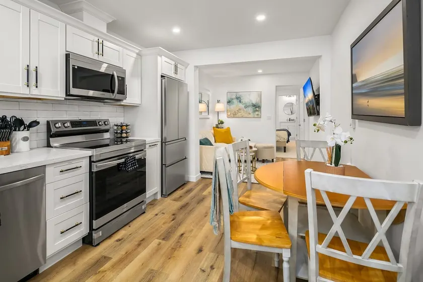 Brand New Designer's Stylish 1BR Home - 1min to I5 - Image 1