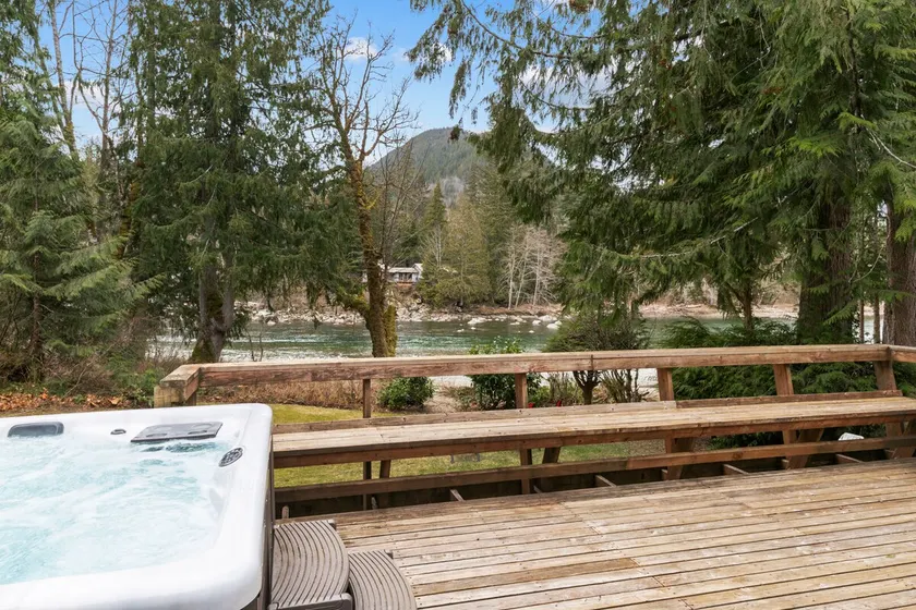 Bowman's Beach Cottage in Cascades with sandy riverfront & hot tub - Image 1